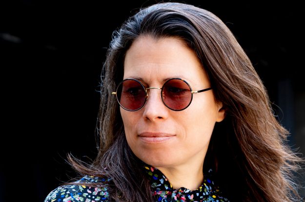 Ducloux – Ronde – Sonnenbrille aus Titan mit dunkelbraunem Windsorring und roten vintage Gläsern – made in France – KITSCHENBERG Brillen