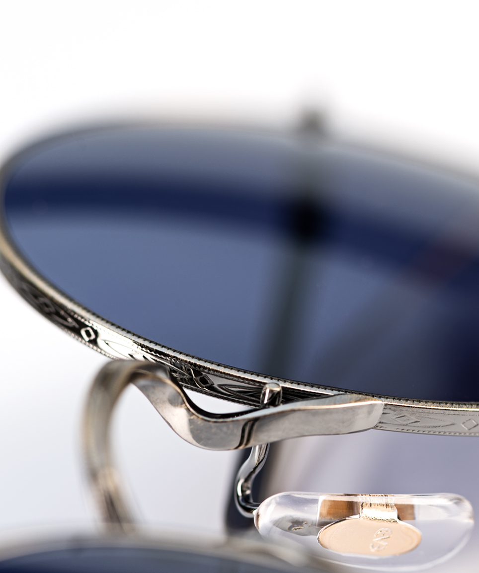 Eyevan – Merced – Titan – Runde Retro Sonnenbrille mit navy blauen Gläsern – ziseliert - made in Japan – KITSCHENBERG Brillen