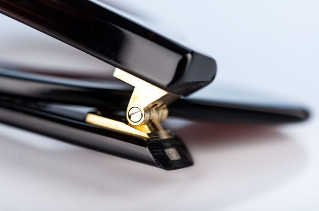 Max Pittion – Maestro – Black – Detailaufnahme – Handgenietetes Gelenk – made in Japan – KITSCHENBERG Brillen