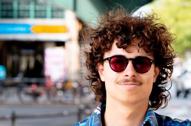 Moscot – Sonnenbrille – Schwarze runde Sonnenbrille – mit pinken Gläsern – KITSCHENBERG Brillen