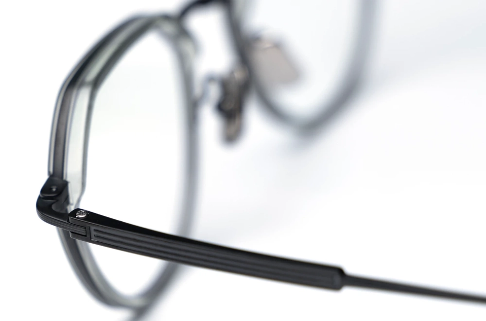 Bada model 6701 in Farbe 1070 – mattschwarze Titan Kronenpanto mit taupe fabigem Acetat – made in Japan - Kitschenberg