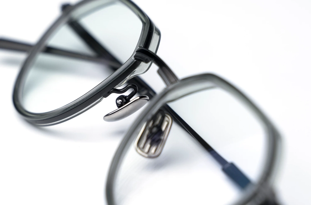 Bada Pantobrille aus mattschwarzem Titan mit transparent grauem Acetat um die Gläser – Model 6701 – aus Japan – Kitschenberg