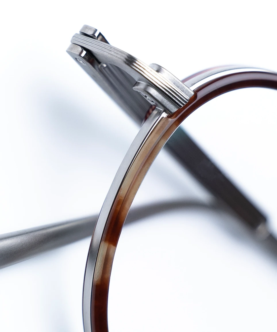 Mattsilberne Panto Titanbrille von Bada – Model 7302 – um die Gläser gibt es einen braunen Acetatring - Kitschenberg