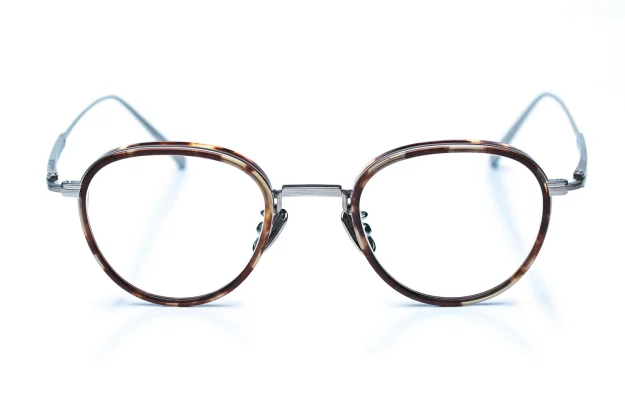Pantobrille von Bada aus Japan – mattsilberner Titanrahmen mit braunem Acetat um die Gläser Model 7302 – Kitschenberg