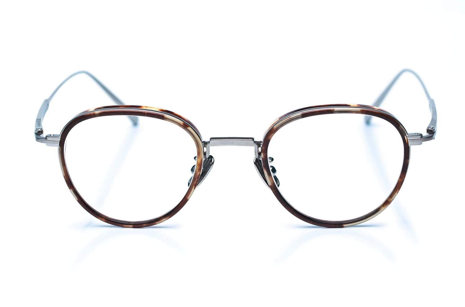 Pantobrille von Bada aus Japan – mattsilberner Titanrahmen mit braunem Acetat um die Gläser Model 7302 – Kitschenberg