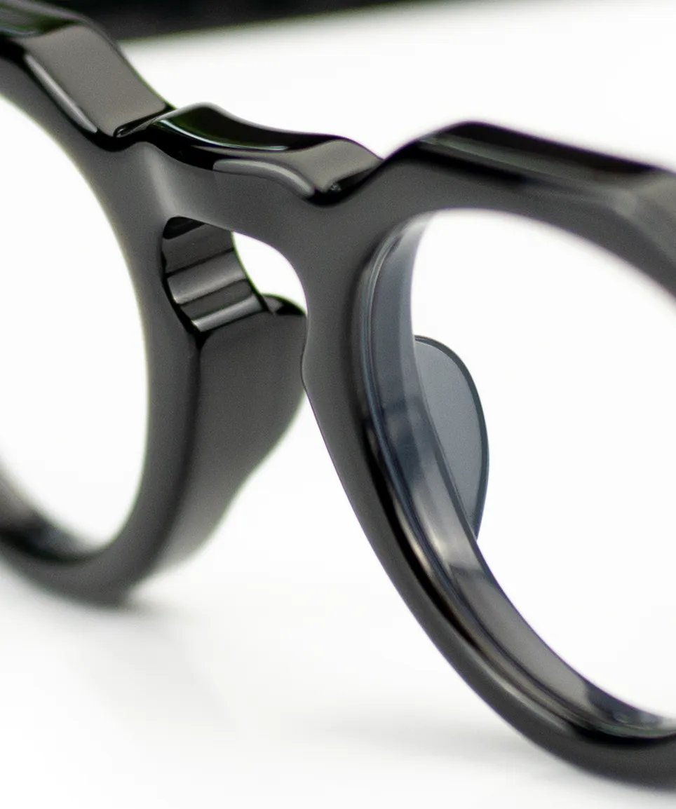 Frontansicht der Brille Decadence von Corner – Acetat Kronen Panto in schwarz – made in Japan - Kitschenberg