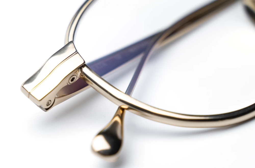 Detailaufnahme einer Ducloux Blocktitan Brille in Gold – Model Amata – Kitschenberg
