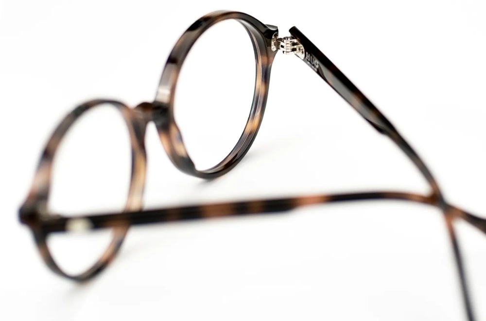 Brille der Marke HUG – model Murphy in 43 – Havanna – große runde Acetatfassung – produziert in Deutschland - Kitschenberg