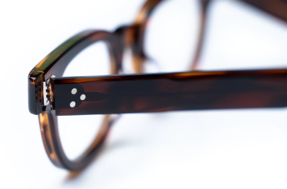 Detailaufnahme des Bügels einer Julius Tart Brille Model FDR in Braun - Kitschenberg