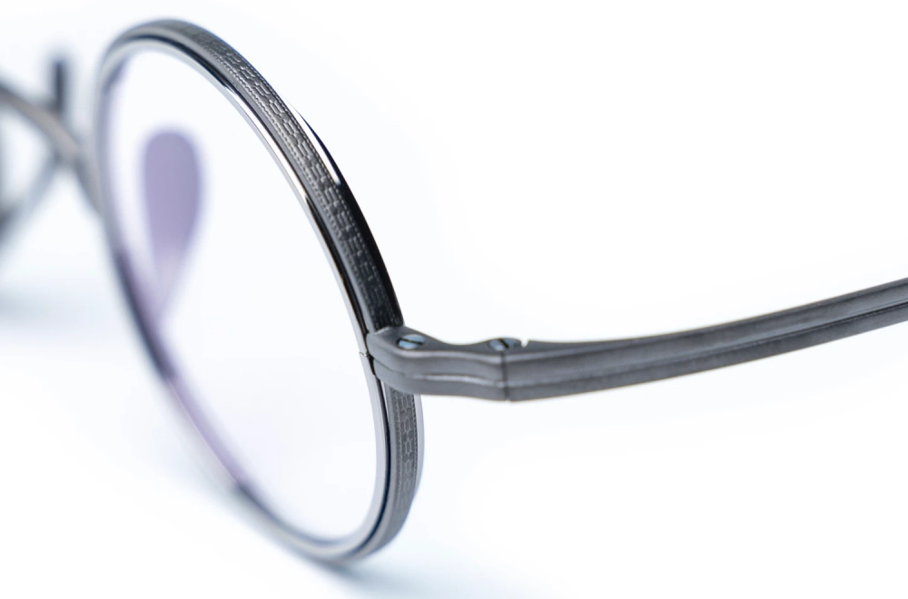 Kleine fein ziselierte runde Titanbrille von Kamemannen Model 123 in mgr-gun grau – japanische Handwerkskunst - Kitschenberg