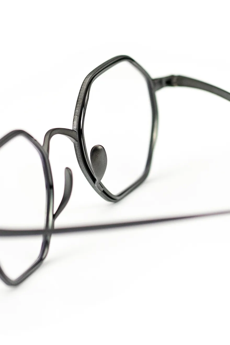 Kamemannen 1232 mbkbk – matt und glänzend schwarze Titanbrille mit achteckigen Gläsern in runder Proportion – made in Japan - Kitschenberg
