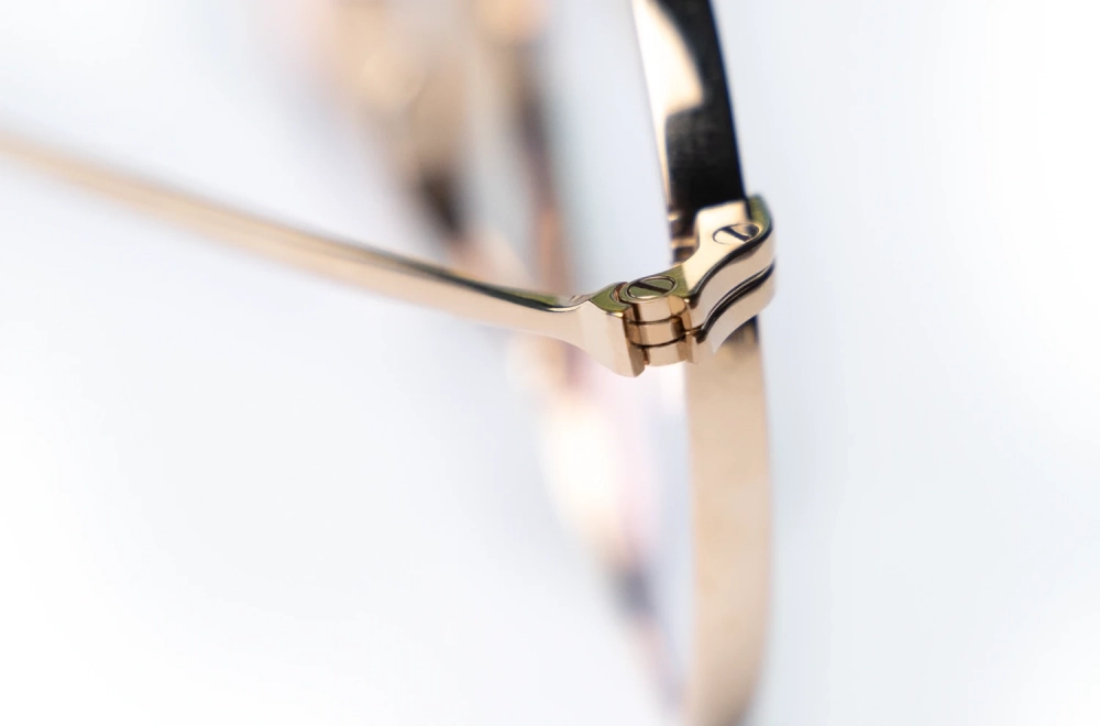 Detailaufnahme einer runden Kamemannen Brille Model 3005 in gold - Kitschenberg