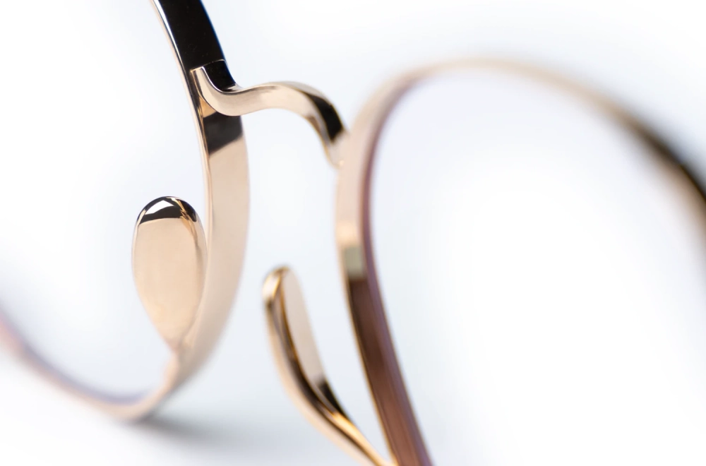 Detailbild einer Kamemannen 3005 – goldene runde Brille aus Titan - japanische Handwerkskunst - Kitschenberg