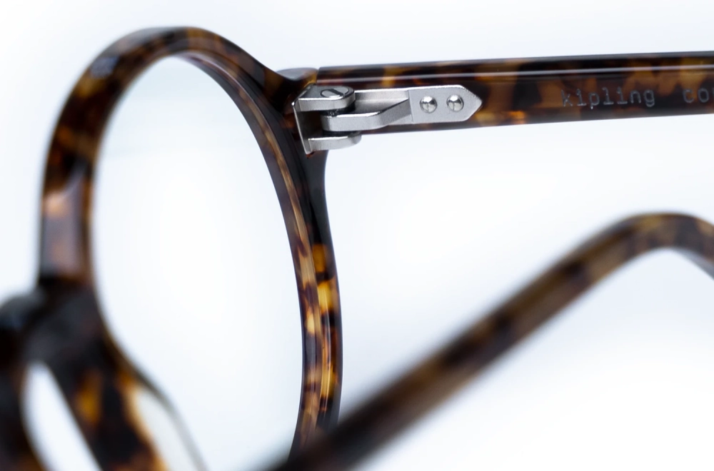 Detailbild einer Lazare Studio Kunststoff Brille Model Kipling in Braun – contrabande – Kitschenberg