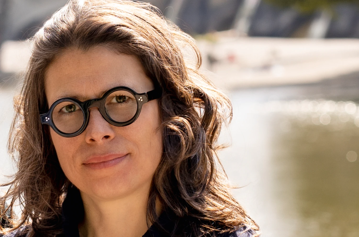 Lesca Model Tabu in schwarz – sehr kräftige Acetatbrille mit runden Gläsern und handgenieteten Gelenken - Kitschenberg