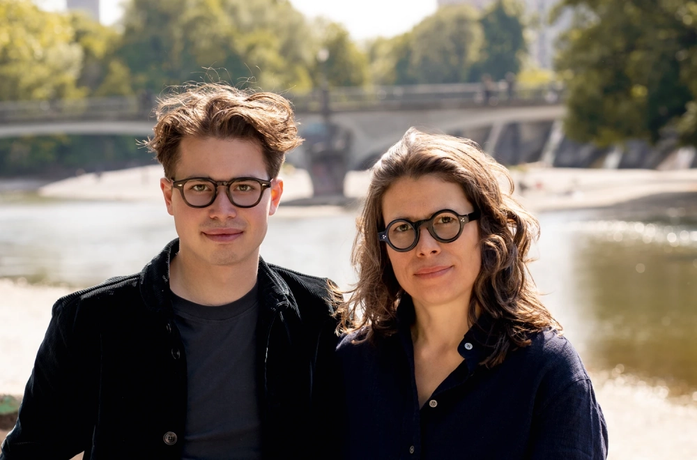 Runde Vintage Brillen von Lesca Model Tabu in schwarz und Julius Tart Model AR in oliv - handgenietetes Acetat - Kitschenberg