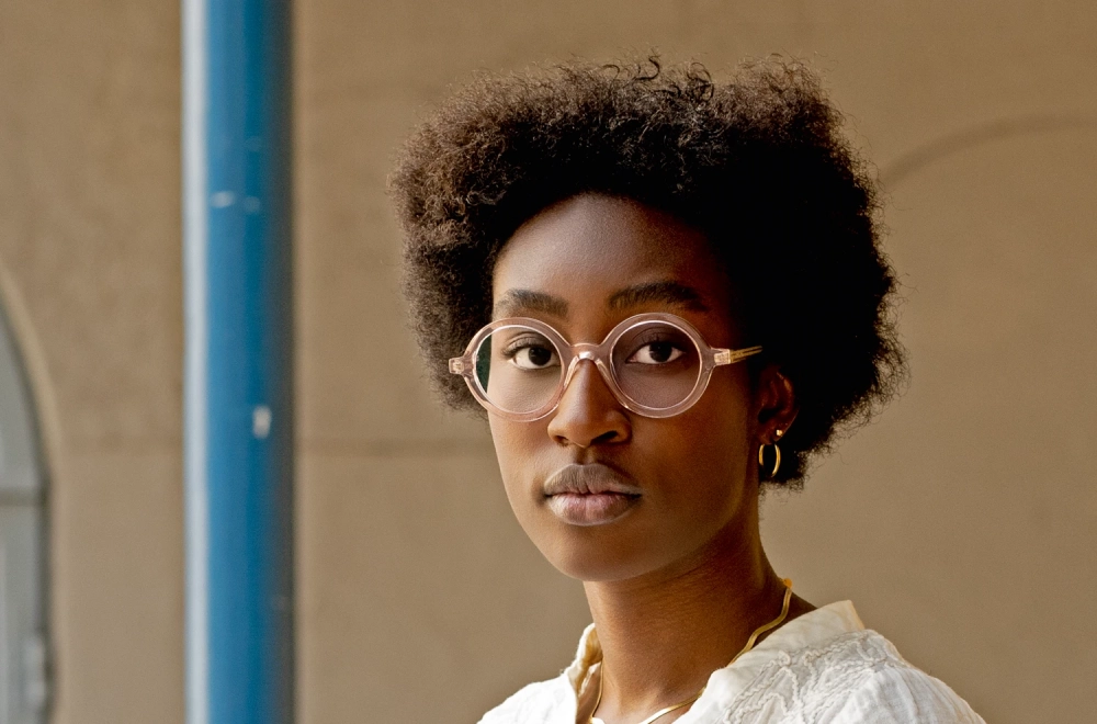 Runde rose transparente Acetatbrille von Oscar Magnuson – puristischer Stil – Model Monica - Kitschenberg