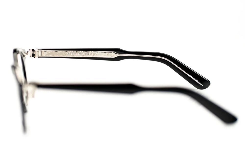 Brille von Yellows Plus – Seitenansicht des fein ziselierten Bügels – Elton in schwarz c1w – handmade in Japan – Kitschenberg
