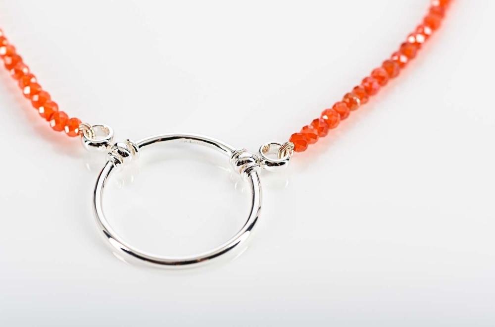La Loop – Brillen Kette aus orangenem Carnelian Steinen mit silbernem Ring - KITSCHENBERG Brillen