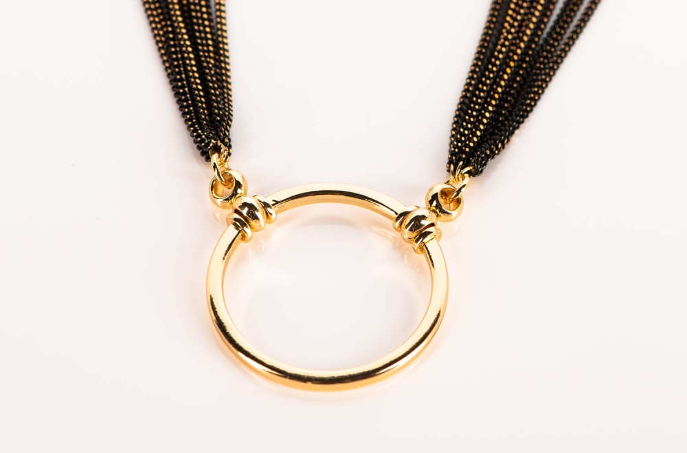 La Loop – goldener Ring einer feingliedrigen schwarz-goldenen Brillenkette – KITSCHENBERG Brillen
