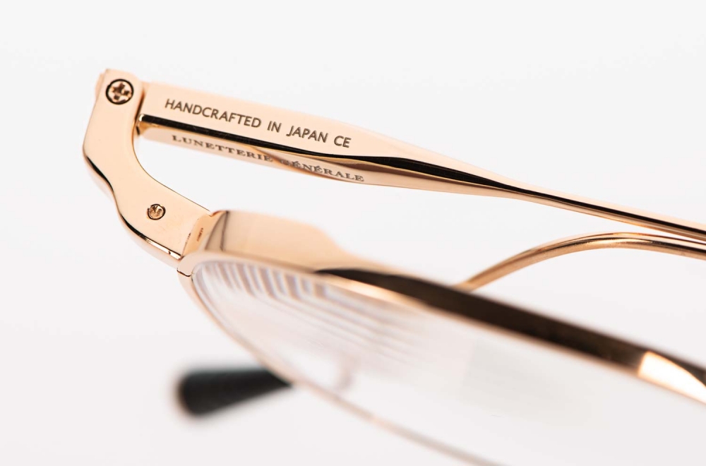 Lunetterie Generale – Detail des Bügels einer golden Titan Brille made in Japan – KITSCHENBERG Brillen