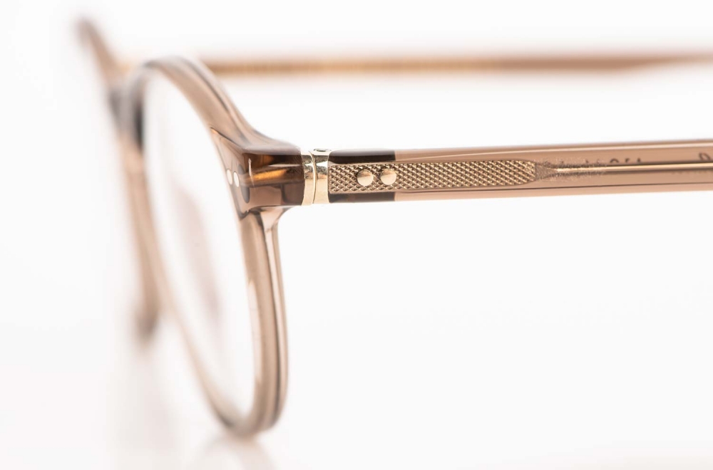 Lunor – genietetes Gelenk einer transparenten runden Brille - KITSCHENBERG Brillen