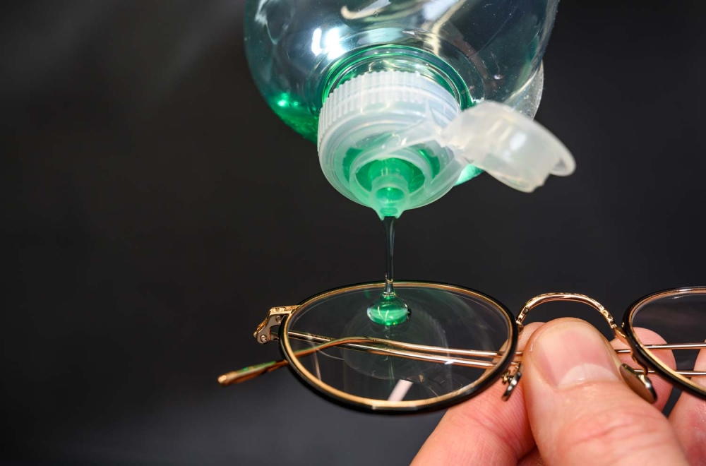 Brillenpflege – Geschirrspülmittel auf Brille auftragen - KITSCHENBERG Brillen