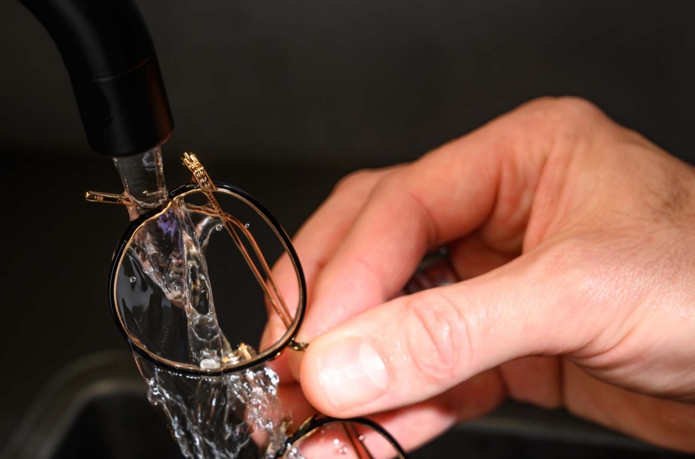 Brillenpflege – Geschirrspülmittel von Brille mit Wasser abspülen - KITSCHENBERG Brillen