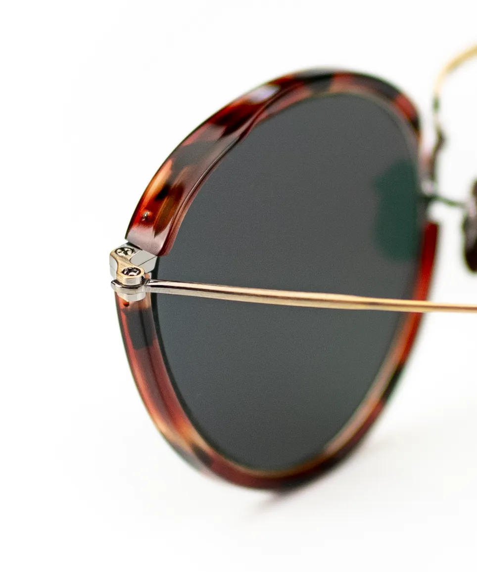 Detailaufnahme der Eyevan Brille 717e – Goldene Titanbrille in Pantoform mit braunem Acetatring – Made in Japan - Kitschenberg