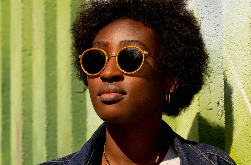 Sonnenbrille von Garrett Leight - Wilson X - Pantobform in Gold mit honigfarbigem Acetat und grünen Gläsern - Kitschenberg