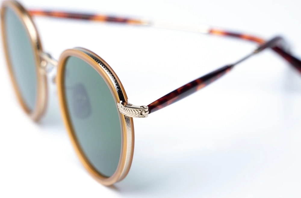 Sonnenbrille von Garrett Leight Model Wilson-X – Metallbrille mit honigfarbenem Acetatring und grünen Gläsern – Kitschenberg