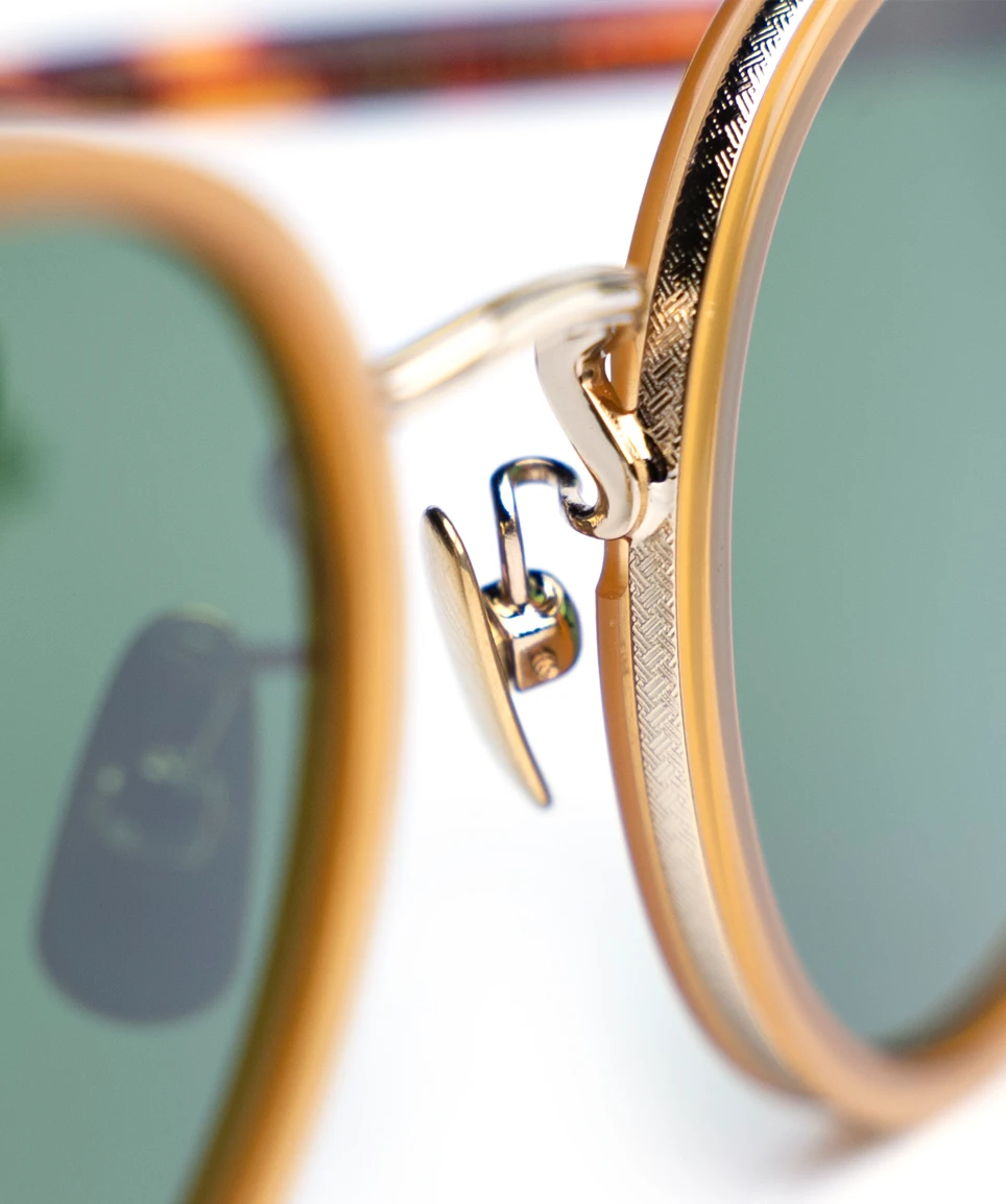 Wilson-X Sonnenbrille von Garrett Leight in Gold mit Caramelfarbigem Acetat um die grünen Gläser - Kitschenberg