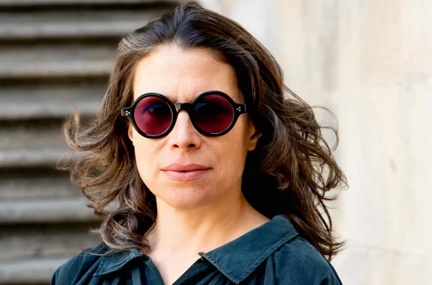 Runde dicke Sonnenbrille von Lesca – Model Saga in schwarzem Acetat mit Transition rubinroten Gläsern - Kitschenberg