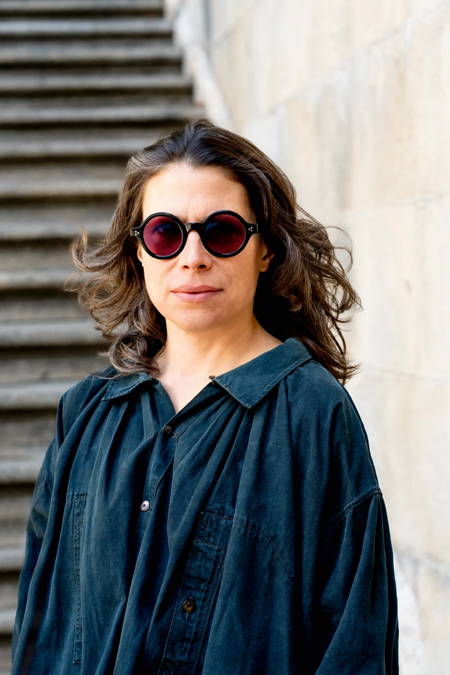 runde Vintage Sonnenbrille von Lesca Model Saga – aus schwarzem Acetat mit rubinroten Gläsern – made in France - Kitschenberg